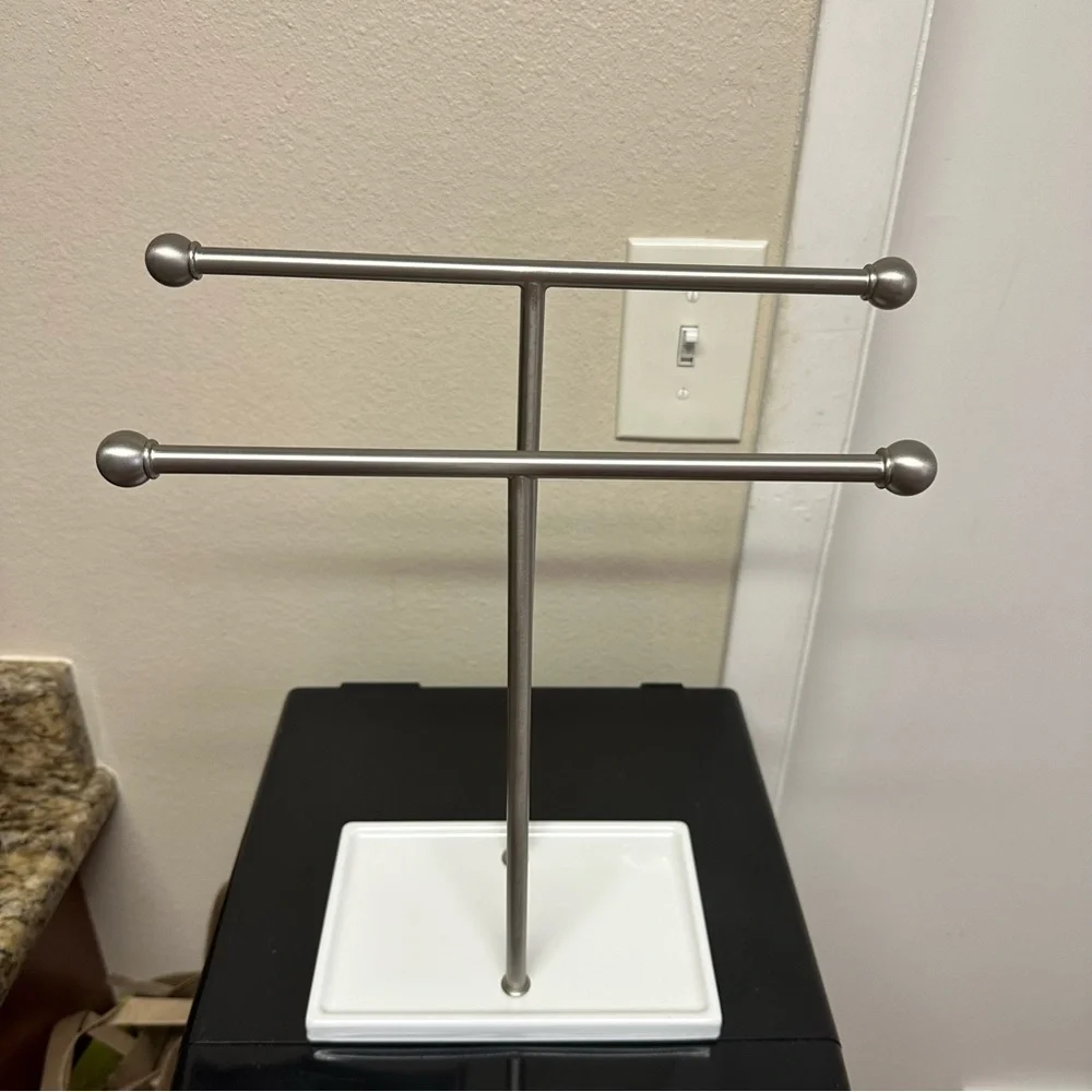 Double-T Hand Towel and Accessories T-Shape Stand